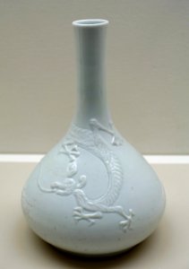 Bottle with dragon design in relief, Korea, Joseon dynasty, 18th century, porcelain - Ethnological Museum, Berlin - DSC02040