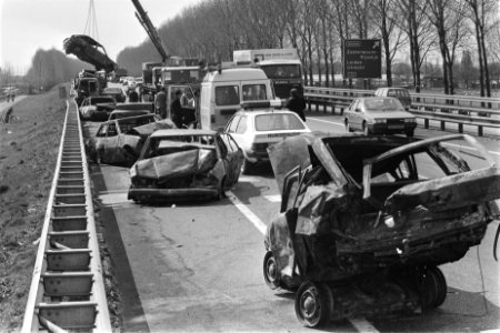 Botsingen in de mist leiden tot gevolg ravage bij Leiderdorp stapel uitgebrande , Bestanddeelnr 932-9300