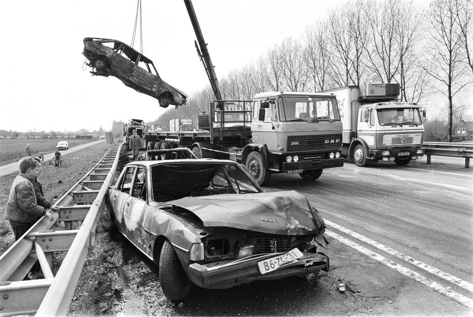 Botsingen in de mist leiden tot gevolg ravage bij Leiderdorp stapel uitgebrande , Bestanddeelnr 932-9303