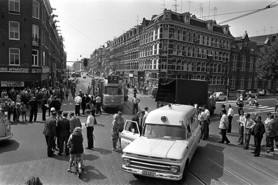 Botsing tram Nassaukade hoek Kinkerstraat met ESA bus. Overzicht met ziekenwagen Bestanddeelnr 923-7264