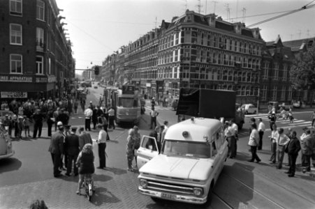 Botsing tram Nassaukade hoek Kinkerstraat met ESA bus. Overzicht met ziekenwagen Bestanddeelnr 923-7264