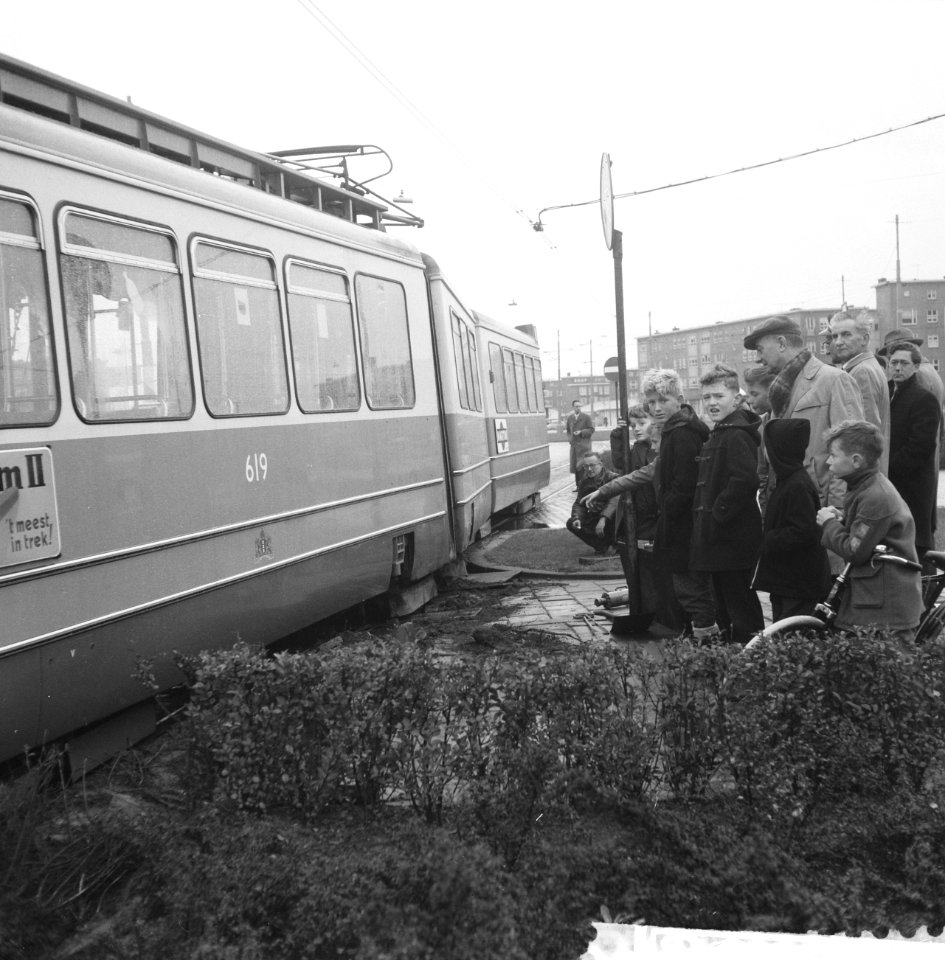 Botsing lijn 13 en autobus op het Bos en Lommerplein , tramstel van lijn 13 dat , Bestanddeelnr 911-7386