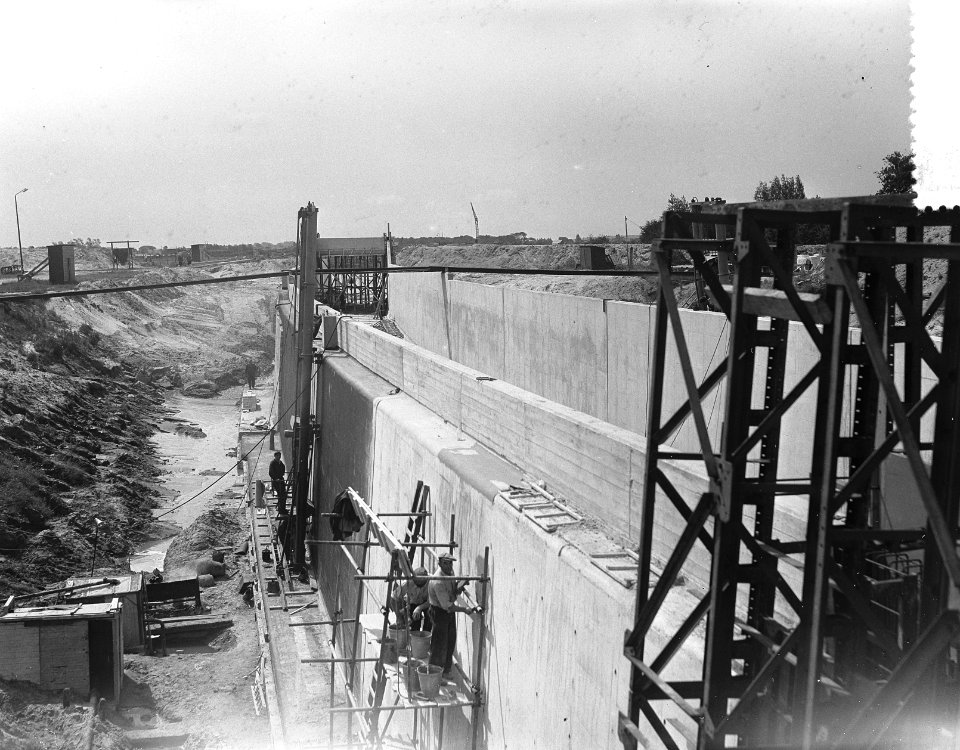 Bouw Velsertunnel, uitgang tunnel met aansluiting op spoorweg, Bestanddeelnr 907-2639