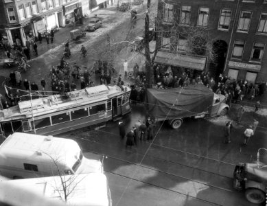 Botsing van lijn 3 met vrachtwagen. 2e Hugo de Grootstraat hoek Frederik Hendrikstraat, Bestanddeelnr 909-3755