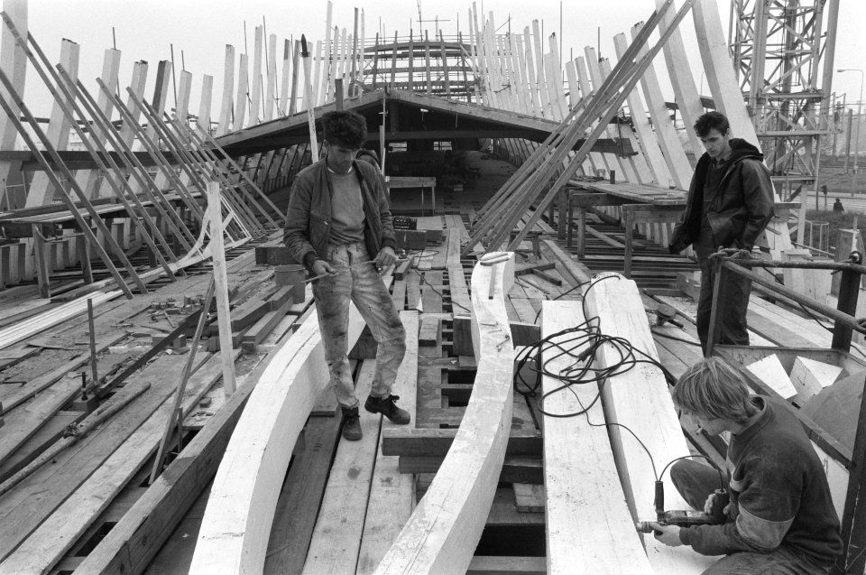 Bouw VOC-schip Amsterdam aan het IJ in Amsterdam vordert jongeren aan het wer, Bestanddeelnr 934-3416