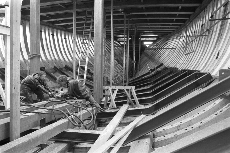 Bouw VOC-schip Amsterdam aan het IJ in Amsterdam vordert jongeren aan het wer, Bestanddeelnr 934-3415