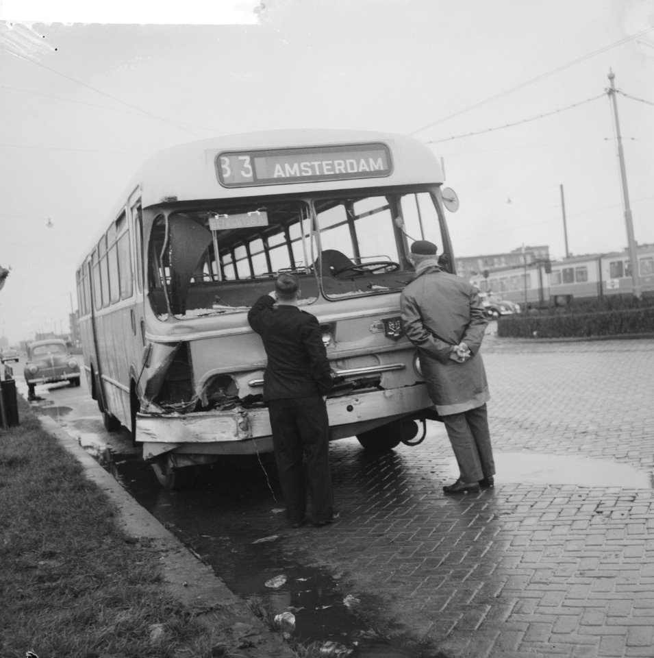 Botsing lijn 13 en autobus van de NZH op het Bos en Lommerplein. Vernielde bus, Bestanddeelnr 911-7385