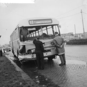 Botsing lijn 13 en autobus van de NZH op het Bos en Lommerplein. Vernielde bus, Bestanddeelnr 911-7385