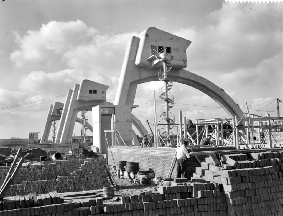 Bouw vizierstuw Hagestein, in aanbouw zijnde centrale bedieningsgebouw, Bestanddeelnr 911-0493