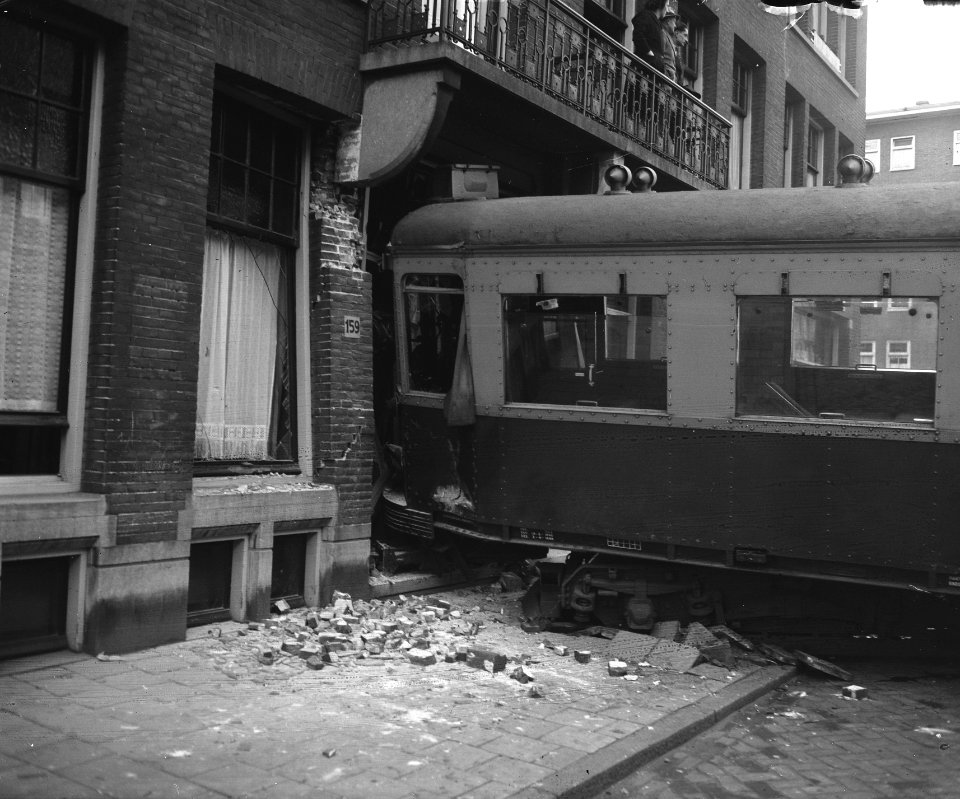 Botsing tram in Amsterdam, Admiraal de Ruyterweg bij de kruising met de Jan van Galenstraat, Bestanddeelnr 901-9348