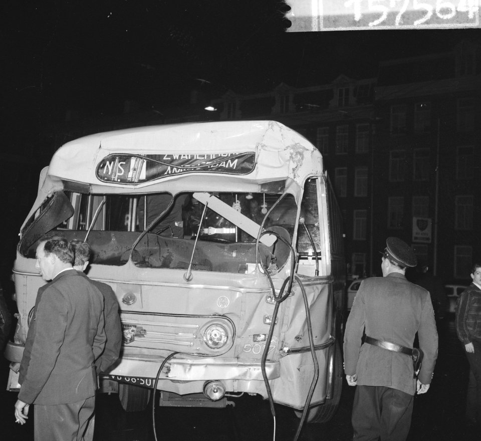 Botsing hoek Wibautstraat-Ruysstraat tussen lijn 3 en bus NZH. De verongelukte b, Bestanddeelnr 915-7564