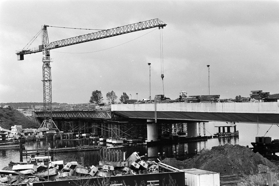 Bouw van nieuwe brug over Amstel in Amsterdam vordert, br maakt aansluiting op A, Bestanddeelnr 931-0636
