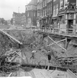 Bouw voetgangerstunnel bij de Kamperbrug tegenover oostzijde Centraal Station, Bestanddeelnr 915-2748