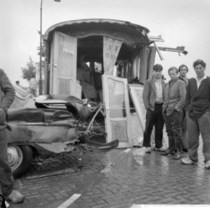 Botsing tussen autobus en woonwagen op de H de Vrieslaan te Amsterdam, Bestanddeelnr 911-4966