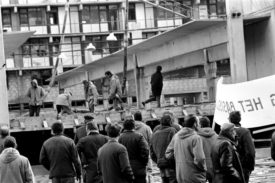 Bouwvakkers demonstreren in de Bijlmermeer Amsterdam voor meer loon en dergelijk, Bestanddeelnr 923-0396