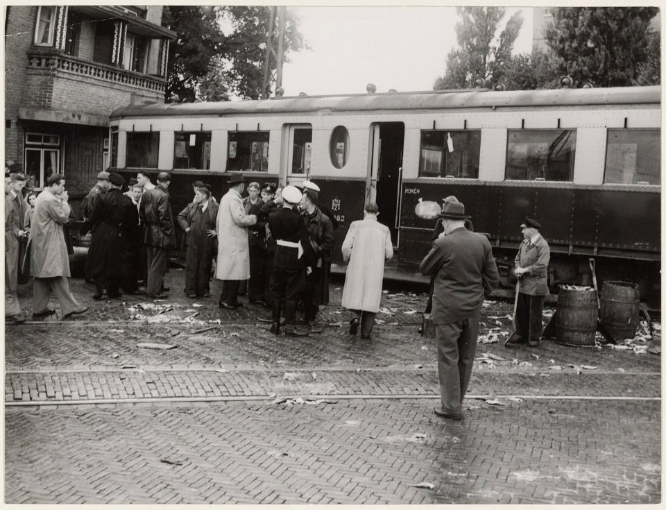 Botsing Blauwe tramHaarlemse tramtram N.Z.H.V.M. met een visauto op de Leidsevaart nabij de Emmabrug. NL-HlmNHA 54010263