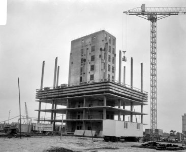 Bouw vrachtkantoor Schiphol, trappenhuis met liftschacht aanbouw, Bestanddeelnr 919-0210