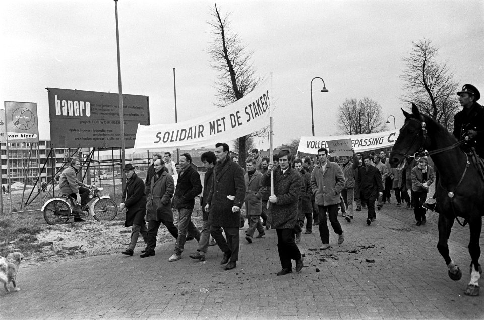 Bouwvakkers demonstreren in Amsterdam. Met spandoeken onderweg naar de plaats wa, Bestanddeelnr 921-1615