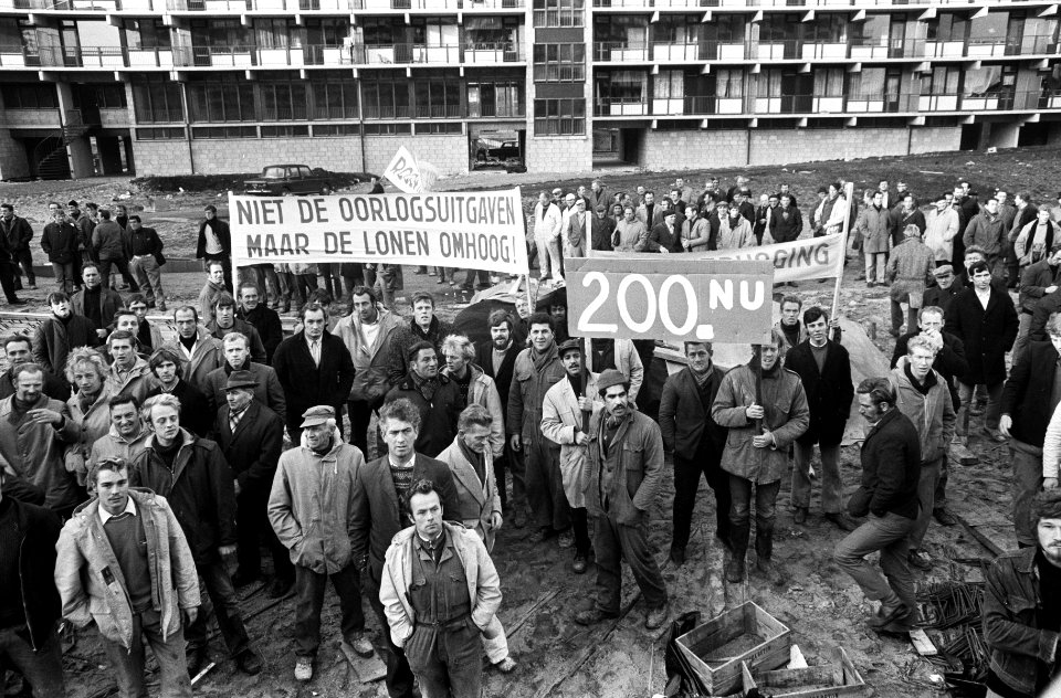 Bouwvakkers demonstreren in de Bijlmermeer Amsterdam voor meer loon en dergelijk, Bestanddeelnr 923-0399