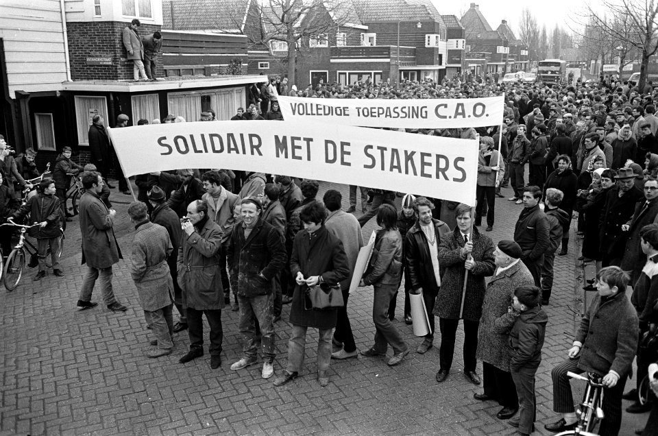 Bouwvakkers demonstreren in Amsterdam. De bouwvakkers op het Purmerplein met spa, Bestanddeelnr 921-1614