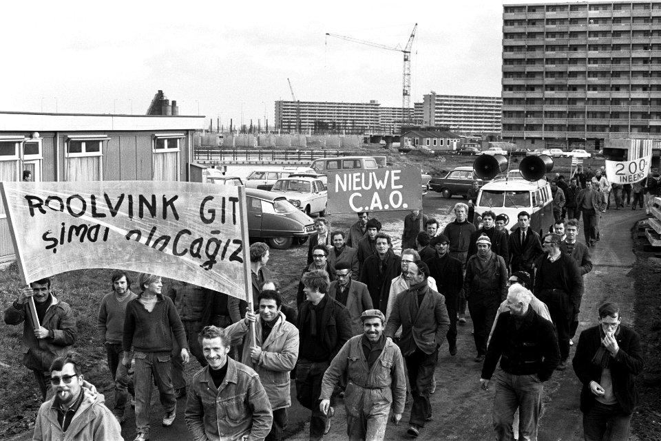 Bouwvakkers demonstreren in de Bijlmermeer Amsterdam voor meer loon en dergelijk, Bestanddeelnr 923-0391