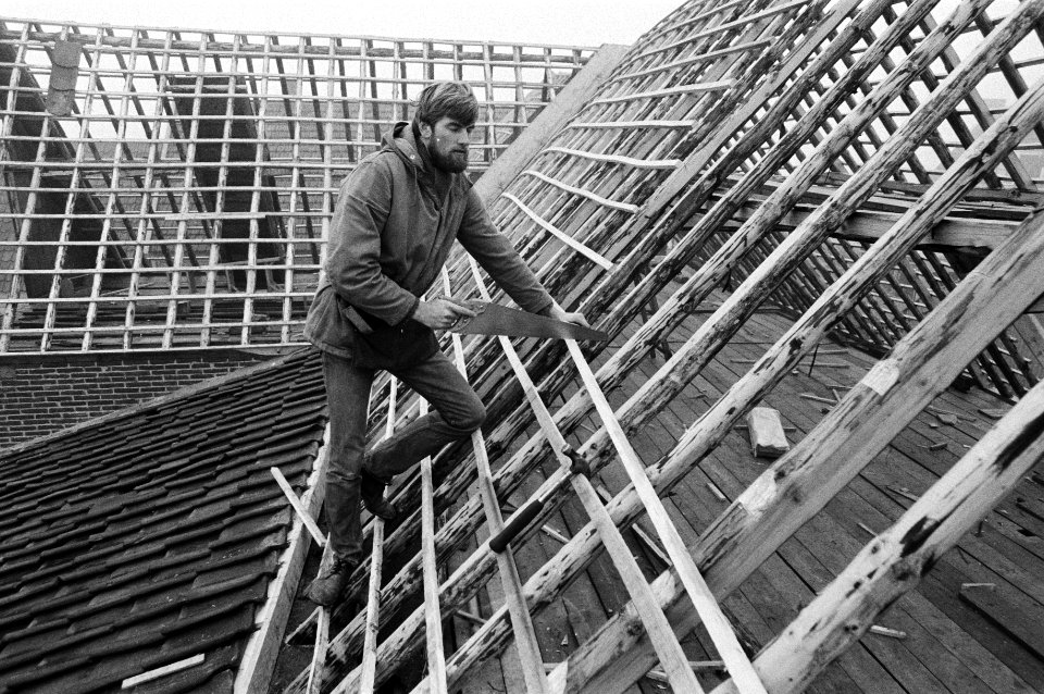 Bouwvakker aan het werk bij een hoop stenen, Bestanddeelnr 931-2872