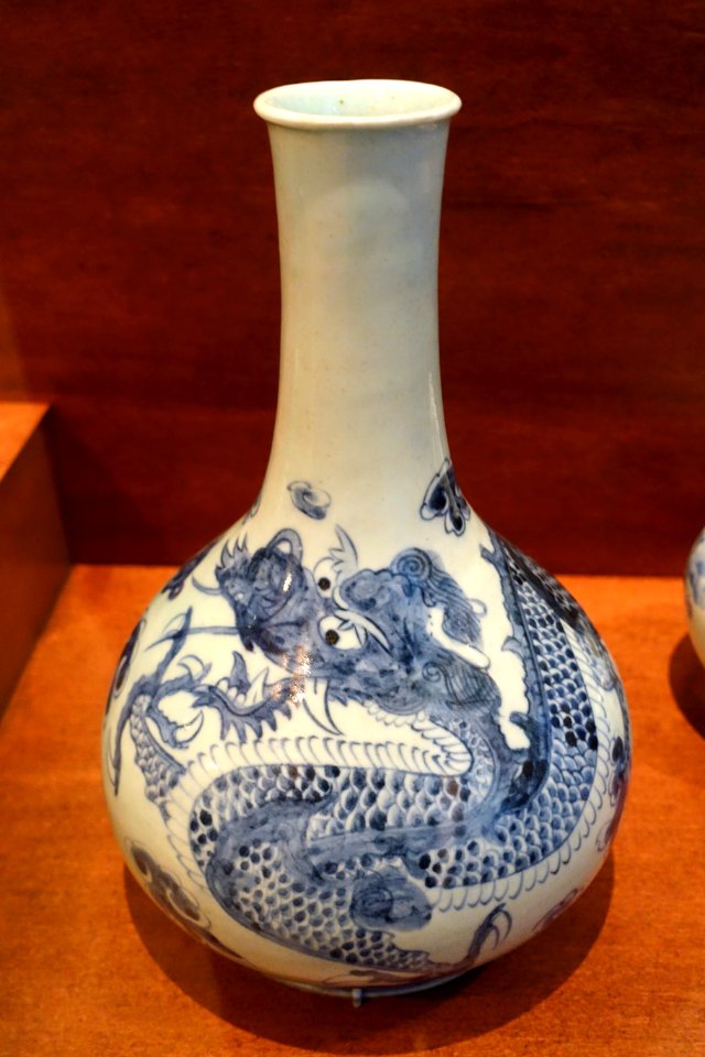 Bottle with dragon design, Korea, Joseon, late 19th century, porcelain with cobalt decoration - National Museum of Natural History, United States - DSC00497