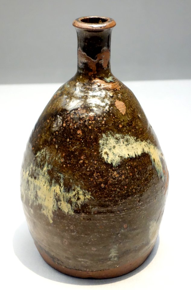 Bottle 1, Shodai ware, Edo period, 18th century, poured white glaze on brown glaze - Tokyo National Museum - DSC05290