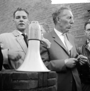 Bouwvakkers demonstreren in Amsterdam, bouwvakkers luisteren naar redevoering, Bestanddeelnr 916-9442
