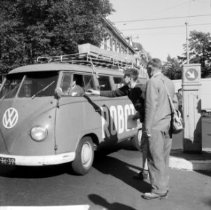 Bouwvakkers demonstreren in Amsterdam, bouwvakkers luisteren naar redevoering, Bestanddeelnr 916-9446