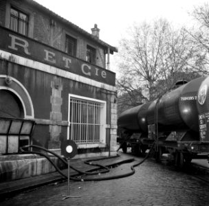 Bottelarij de met goederenwagons aangeleverde wijn wordt met slangen overgeheve, Bestanddeelnr 252-9434