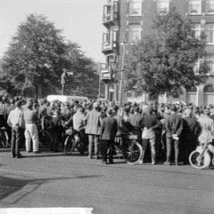 Bouwvakkers demonstreren in Amsterdam, bouwvakkers luisteren naar redevoering, Bestanddeelnr 916-9449