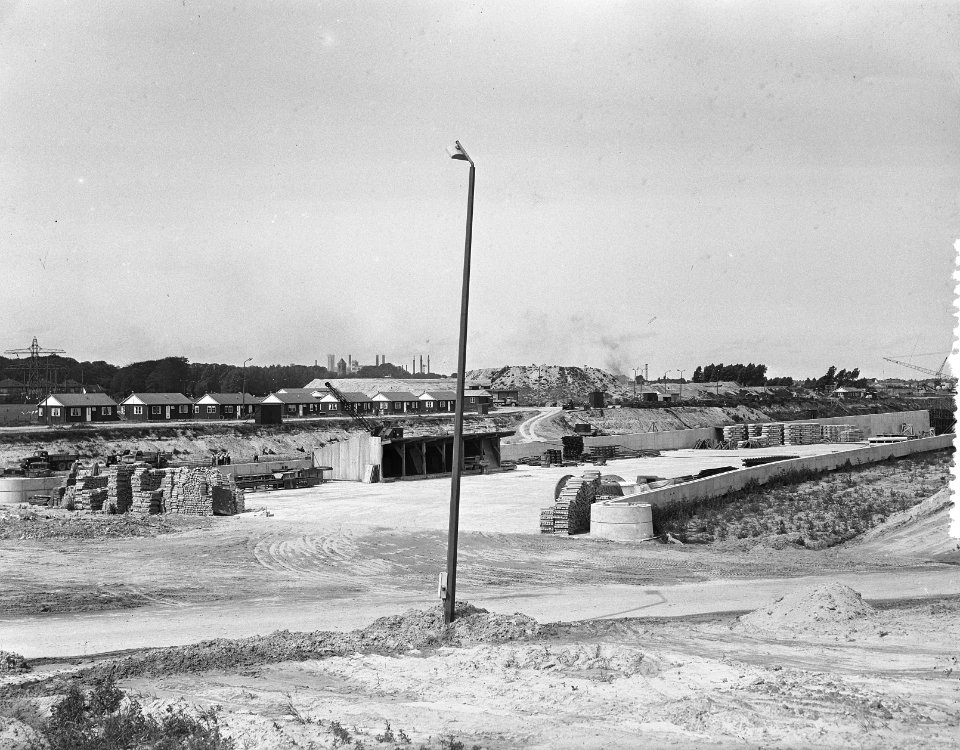 Bouw Velsertunnel, uitgang tunnel met aansluiting op spoorweg, Bestanddeelnr 907-2641