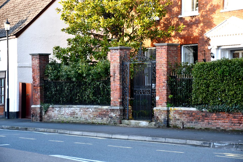 Boundary Wall, Piers And Gates Of Broadway House