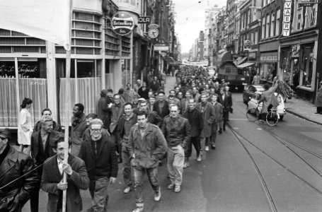 Bouwvakarbeiders demonstreren, de stoet trekt door de binnenstad, Bestanddeelnr 917-0365