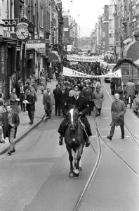 Bouwvakarbeiders demonstreren, de stoet trekt door de binnenstad, Bestanddeelnr 917-0368