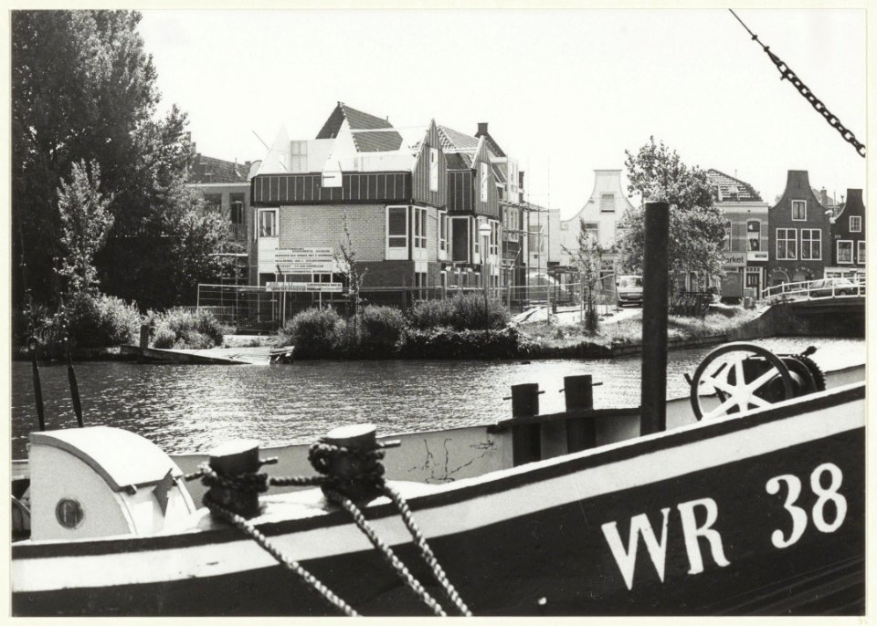 Bouw woningen aan de Vissersbocht, ziende vanaf het Dopnkere Spaarne naar het zuiden. NL-HlmNHA 54031871