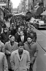 Bouwvakarbeiders demonstreren, de stoet trekt door de binnenstad, Bestanddeelnr 917-0366