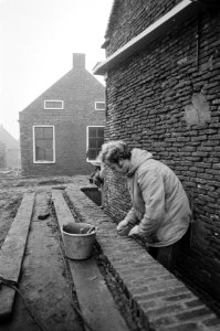 Bouwvakkers aan het werk op een dak, Bestanddeelnr 931-2873