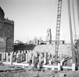 Bouwvakkers aan het werk met een heimachine op de achtergrond de Laurenskerk, Bestanddeelnr 254-5131