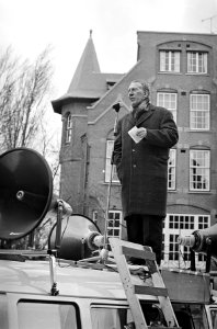 Bouwvakarbeiders demonstreren, Klaas Staphorst spreekt menigt e toe, Bestanddeelnr 920-1040