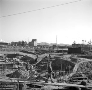 Bouwvakkers aan het werk in een bouwput op de achtergrond de Maasbruggen en de , Bestanddeelnr 254-5127