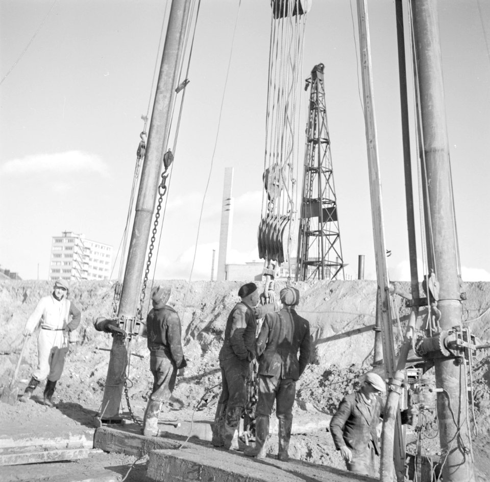 Bouwvakkers aan het werk met een heimachine, Bestanddeelnr 254-5129