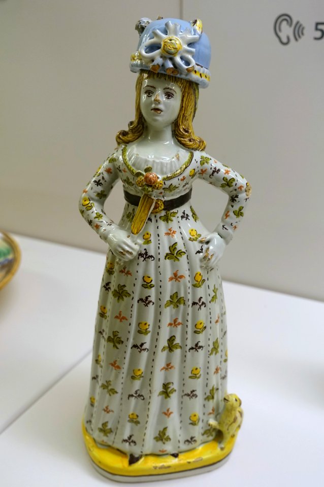 Bottle in young woman's form, Rossio de Santa Clara, 1800-1825 - Museu Nacional de Machado de Castro - Coimbra, Portugal - DSC00196