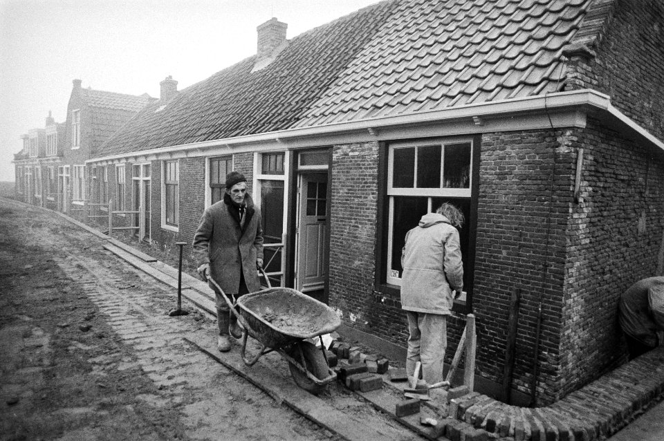 Bouwvakkers aan het werk bij een stukje Monnickendam, 1981, Bestanddeelnr 931-2871