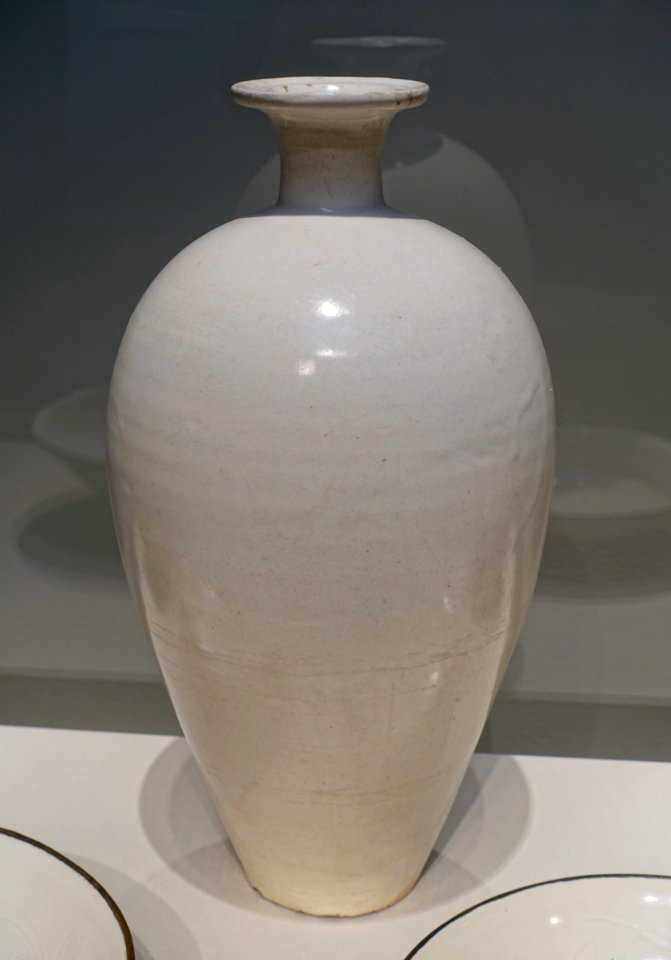 Bottle, China, Cizhou network kilns, Northern Song dynasty, 1000s to early 1100s, stoneware, white slip under colorless glaze - Freer Gallery of Art - DSC05031