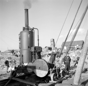 Bouwvakkers bezig met een heimachine op de achtergrond de toren van de Laurensk, Bestanddeelnr 254-5138