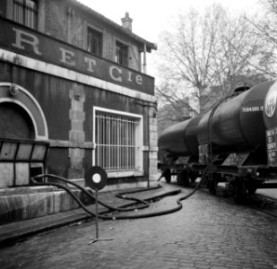 Bottelarij de met goederenwagons aangeleverde wijn wordt met slangen overgeheve, Bestanddeelnr 252-9433