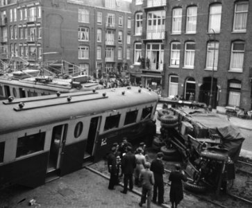Botsing tram in Amsterdam, Admiraal de Ruyterweg bij de kruising met de Jan van Galenstraat, Bestanddeelnr 901-9347