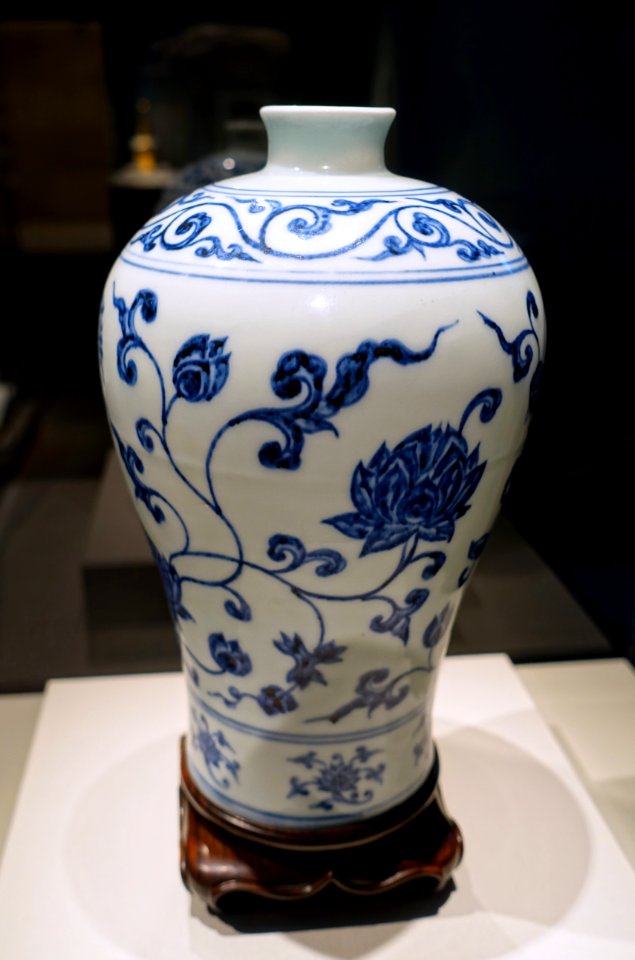 Bottle in the shape of a meiping, China, Ming dynasty, Yongle period, 1403-1424 AD, porcelain, cobalt under colorless glaze - Freer Gallery of Art - DSC04970